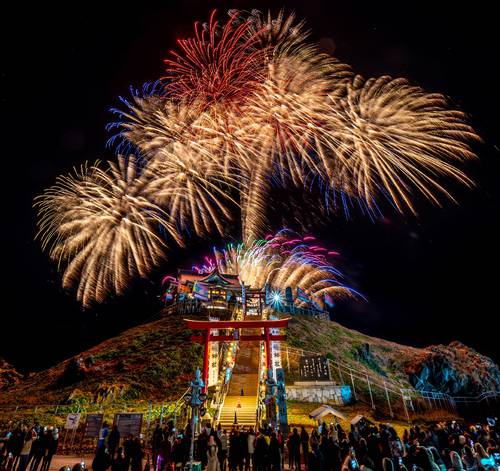 新年の幕開けとともに夜空を彩った打ち上げ花火=1日午前0時5分ごろ、八戸市鮫町