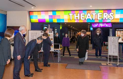 19年余りの歴史に幕を下ろした映画館「フォーラム八戸」。上映終了後、スタッフらが通路に並び、来館者に感謝を伝えた=5日、八戸市