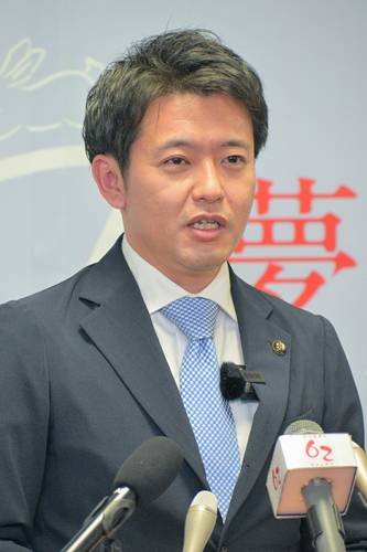 定例会見で青森県知事選への出馬を表明する宮下宗一郎氏=6日、むつ市役所