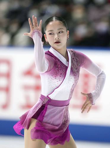 フィギュアスケートの全日本選手権で、フリーの演技をする渡辺倫果=2022年12月、東和薬品ラクタブドーム