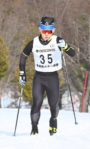 【高校男子10キロクラシカル】32分48秒9で優勝した亀田華悠(野辺地)=大鰐温泉スキー場