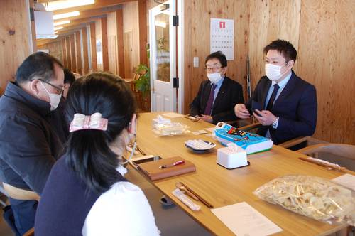 韓国のバイヤーらとの商談に臨む南辰典社長(右奥)=19日、洋野町