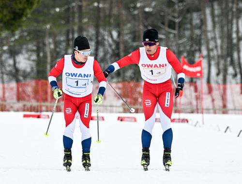【男子距離リレー】陸自青森は3走枋木司(右)がアンカー野田頭峻也にタッチ=大鰐温泉スキー場