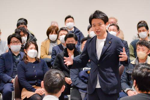 聴衆を前に演説する宮下宗一郎氏=20日、むつ市