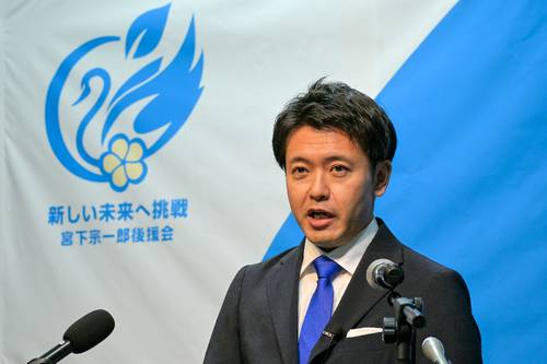 知事選出馬を正式に表明する宮下宗一郎氏=26日、むつ市