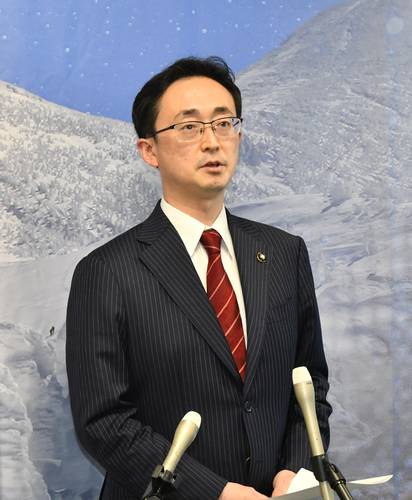 宮下宗一郎氏の知事選の出馬会見を受け、報道陣の取材に応じる小野寺晃彦氏=26日、青森市役所