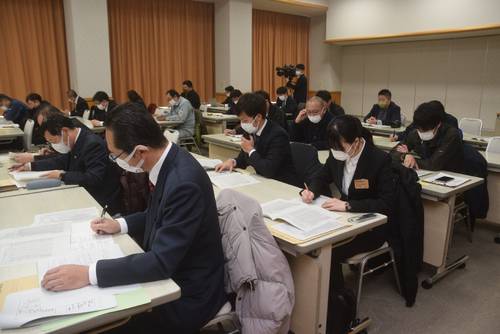 今秋の全国デビューに向け、栽培の注意点などを確認する関係者=27日、青森県庁