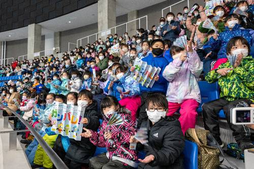 選手たちにエールを送りながら、白熱のレースを見守る児童