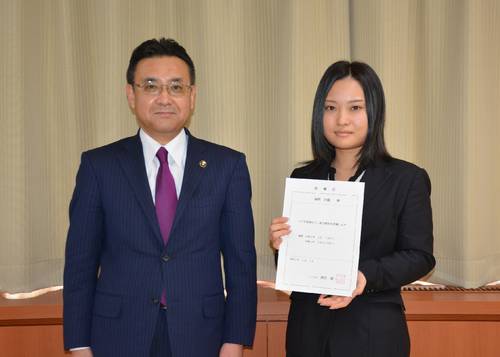 地域おこし協力隊に任命された福岡沙織さん(右)と熊谷雄一市長