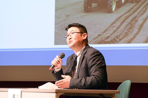 大豆の生産法を紹介する野呂修聖さん=3日、青森市