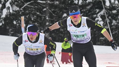【男子距離リレー】野辺地は2走亀田朝陽(右)が3位で3走沼山陽音につなぐ=上山・坊平高原クロスカントリー競技場