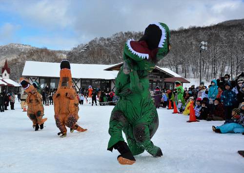 平庭高原で初めて実施され、会場を盛り上げた雪上ティラノサウルスレース