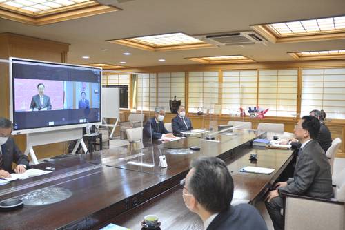 志位和夫委員長とオンラインで意見交換する達増拓也知事(右)=17日、岩手県庁