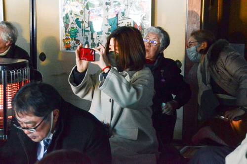 更上閣で開かれた「お庭えんぶり」を視察する阿部素子さん=17日、八戸市
