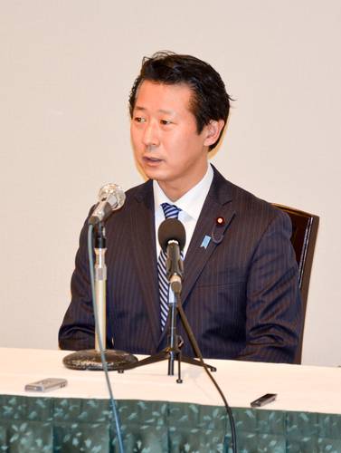 青森県知事選に関する自身の考えを説明する神田潤一衆院議員=18日、八戸市