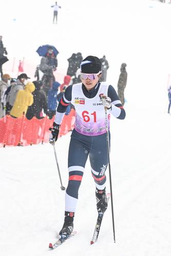 【距離少年女子5キロクラシカル】15分58秒8で8位に入った福士愛香(東義高)=八幡平市田山クロスカントリーコース