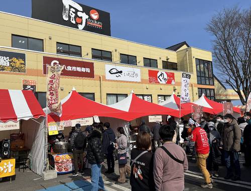大勢の人でにぎわった「八食鍋フェス」=18日、八戸市