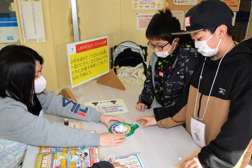 立ち寄った子育て支援施設でルーレットを回す小学生