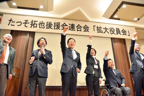 出席者と共に気勢を上げる達増拓也氏(左から3人目)=25日、盛岡市