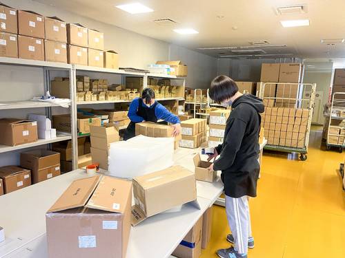 韓国や台湾からの化粧品の発送準備を進めるスタッフら(サラウンド提供)