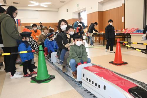 ミニ新幹線の体験乗車を楽しむ子どもら