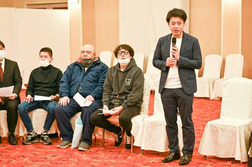 青森県知事選に向け、本格始動を宣言する宮下宗一郎氏(右)=4日、むつグリーンホテル