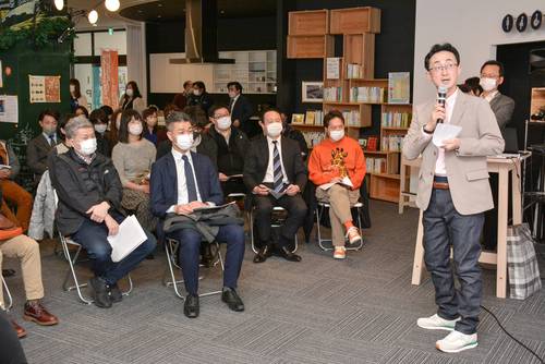 タウンミーティングで参加者の質問に答える小野寺晃彦氏=4日、青森市