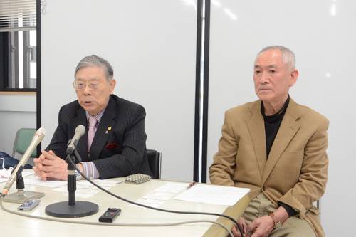 宮下宗一郎氏の支援組織設立について説明する蝦名武会長(左)と加賀谷久輝副会長=9日、青森市