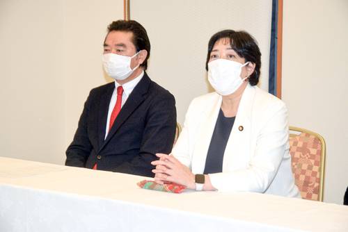 役員会後の会見に臨む田名部匡代代表(右)と升田世喜男代表代行=11日、青森市
