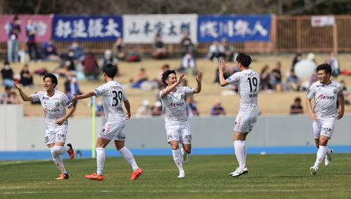 【奈良―八戸】前半、先制して喜ぶ前澤甲気(中央)ら八戸の選手=奈良市ロートフィールド奈良