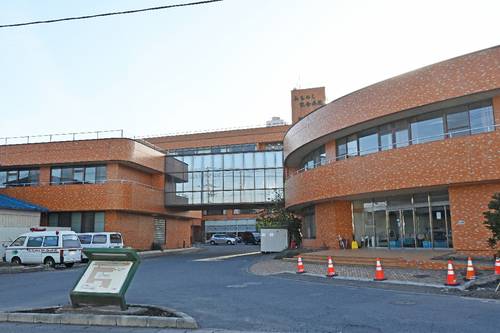 男性患者が顔から血を流して倒れているのが見つかり、その後、死亡したみちのく記念病院=15日、八戸市小中野1丁目