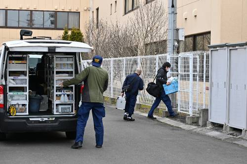 現場検証のため、みちのく記念病院へ入る捜査員=16日午前9時半ごろ、八戸市小中野1丁目