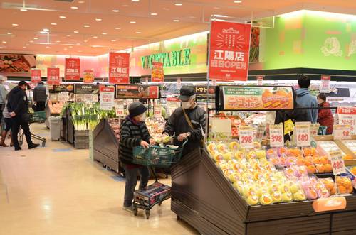 「カブ・シンフォニープラザ店」で最後の買い物を楽しむ市民ら=19日、八戸市