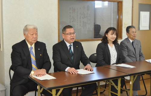 宮下宗一郎氏を応援する市議団の結成について会見する(左から)戸来伝、竹島直樹、山田洋子、工藤正廣の4議員=19日、十和田市