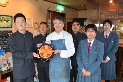 野田村内の飲食店に野田村パエリアの看板を届けた久慈工業高料理部の生徒5人
