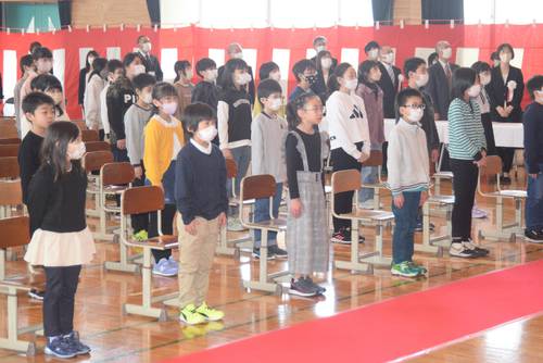 統合式典で校歌を斉唱する児童