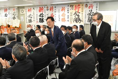 事務所開きで出席者にあいさつする小野寺晃彦氏(中央)=15日、青森市
