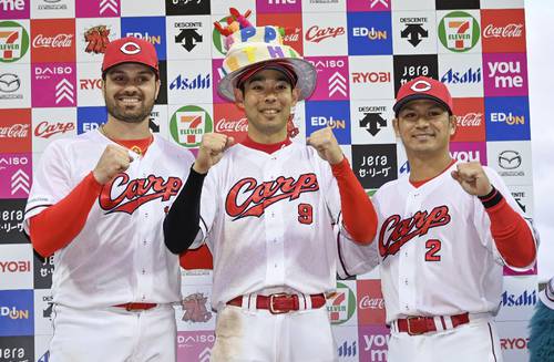 ヤクルトに逆転勝ちし、お立ち台でポーズをとる広島の(左から)マクブルーム、秋山、田中=マツダ