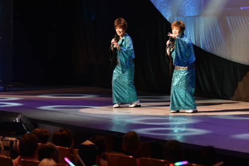 息の合った歌声で観客を楽しませた琴けい子さん(左)とさくら栄美子さん