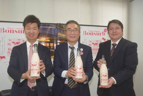 青森県産イチゴを使った新商品のヨーグルトリキュールをアピールする3社の代表ら=28日、青森県庁