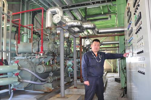 大型の製氷設備が並ぶ「みちのく製氷」の工場。高際慎也営業部長は、八戸港の対応力を拡充させる重要性を訴える=2日、八戸市