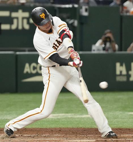 4回巨人1死一塁、坂本が中前打を放つ=東京ドーム