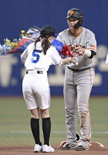7回に通算3500塁打となる二塁打を放ち、花束を受け取る巨人・坂本=バンテリンドーム