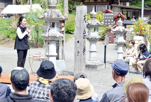 生前の瀬戸内寂聴さんのエピソードを語る瀬尾まなほさん(左)