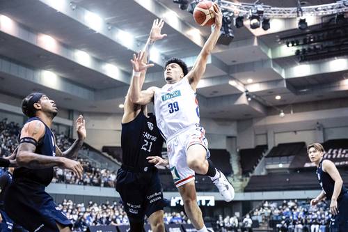 【A千葉―青森】第1クオーター、青森はホール百音アレックスが攻め込む=千葉ポートアリーナ