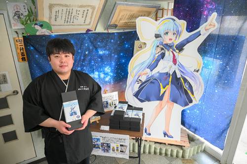 人気アニメ「プラネタリアン」とのコラボ商品をPRする御菓子司甘美堂の二本柳光毅社長=7日、むつ市
