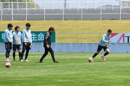 「南部ダービー」に向けて調整する八戸の選手=12日、八戸市プライフーズスタジアム