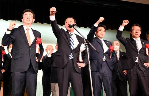 滝沢求参院議員(左から2人目)の政治資金パーティーで壇上に並び立つ宮下宗一郎氏(同3人目)と小野寺晃彦氏(左)。右は神田潤一衆院議員=12日、八戸市