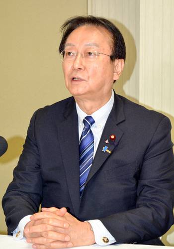 青森県知事選を巡り、小野寺晃彦氏を支持する意向を示した江渡聡徳衆院議員=13日、十和田市