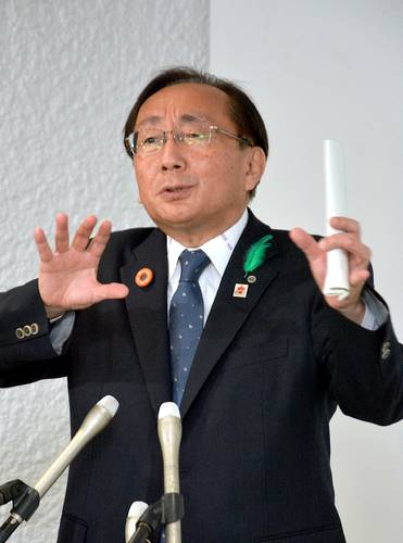 青森県知事選で支持候補を表明する三村申吾氏=17日、県庁